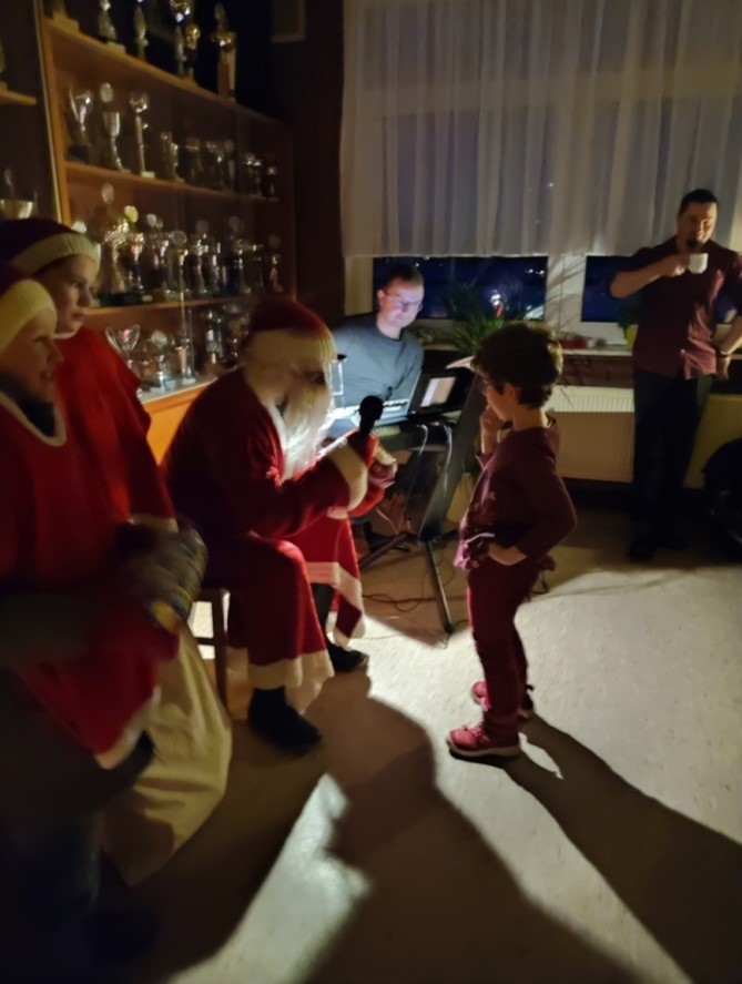 Weihnachtsmann besucht die Kleinkinder des TVB