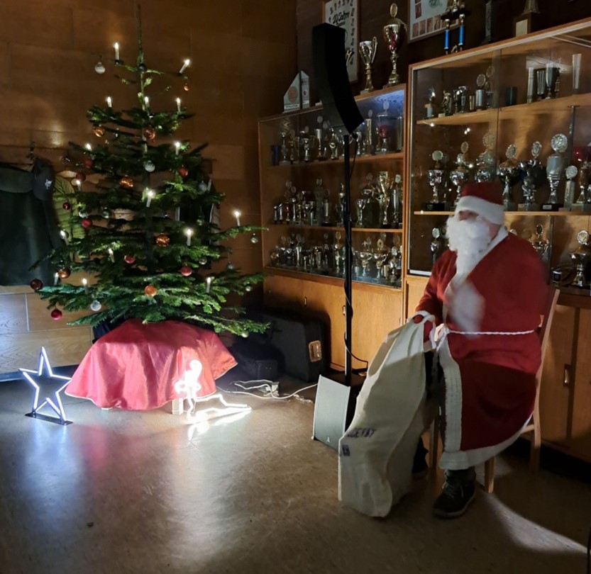 Weihnachtsmann besucht unsere kleinsten TVBer.