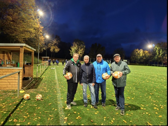 Einweihung der Flutlichtanlage und neuer Spielerkabinen
