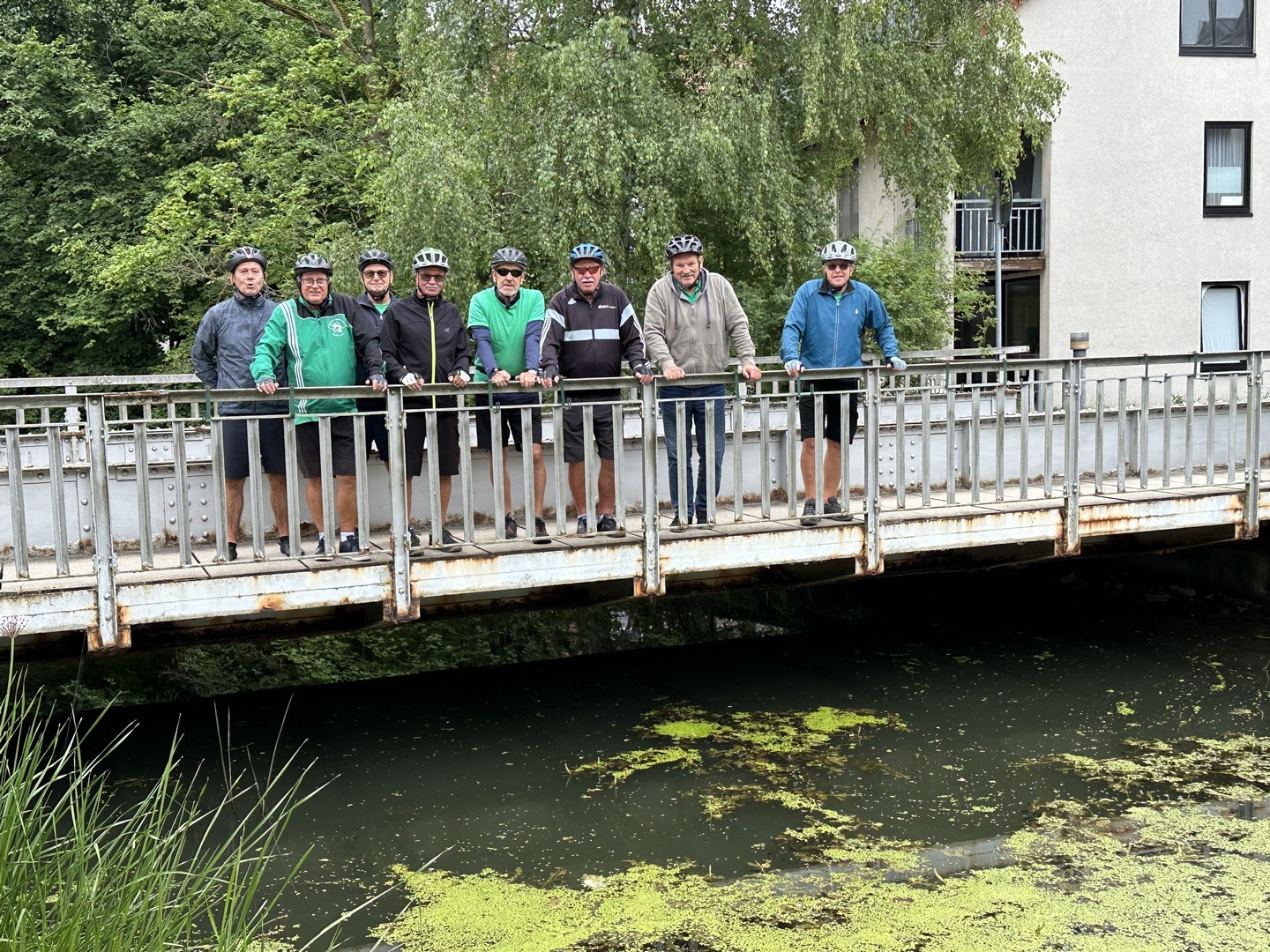Radfahrergruppe auf einer Brücke über die Schunter